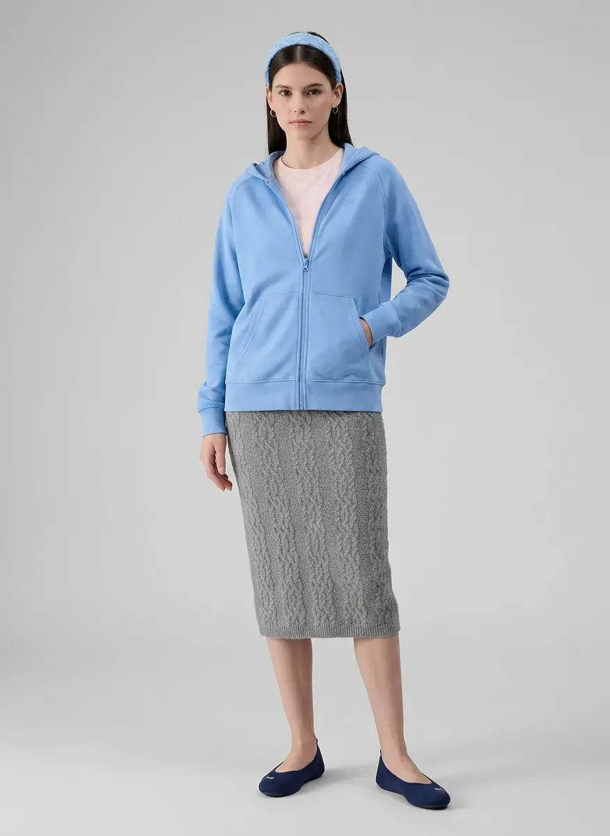 Relaxed Feminine Sport