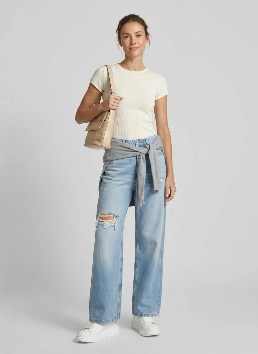 Minimalist Clean-Girl Look