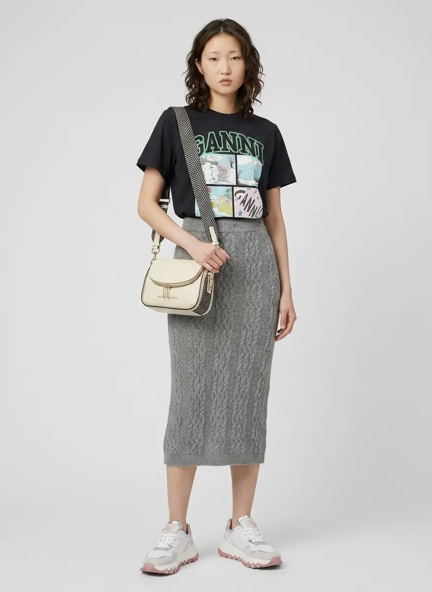 Relaxed Feminine