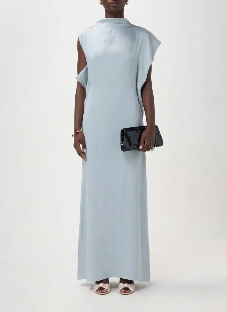 Statuesque Sophistication