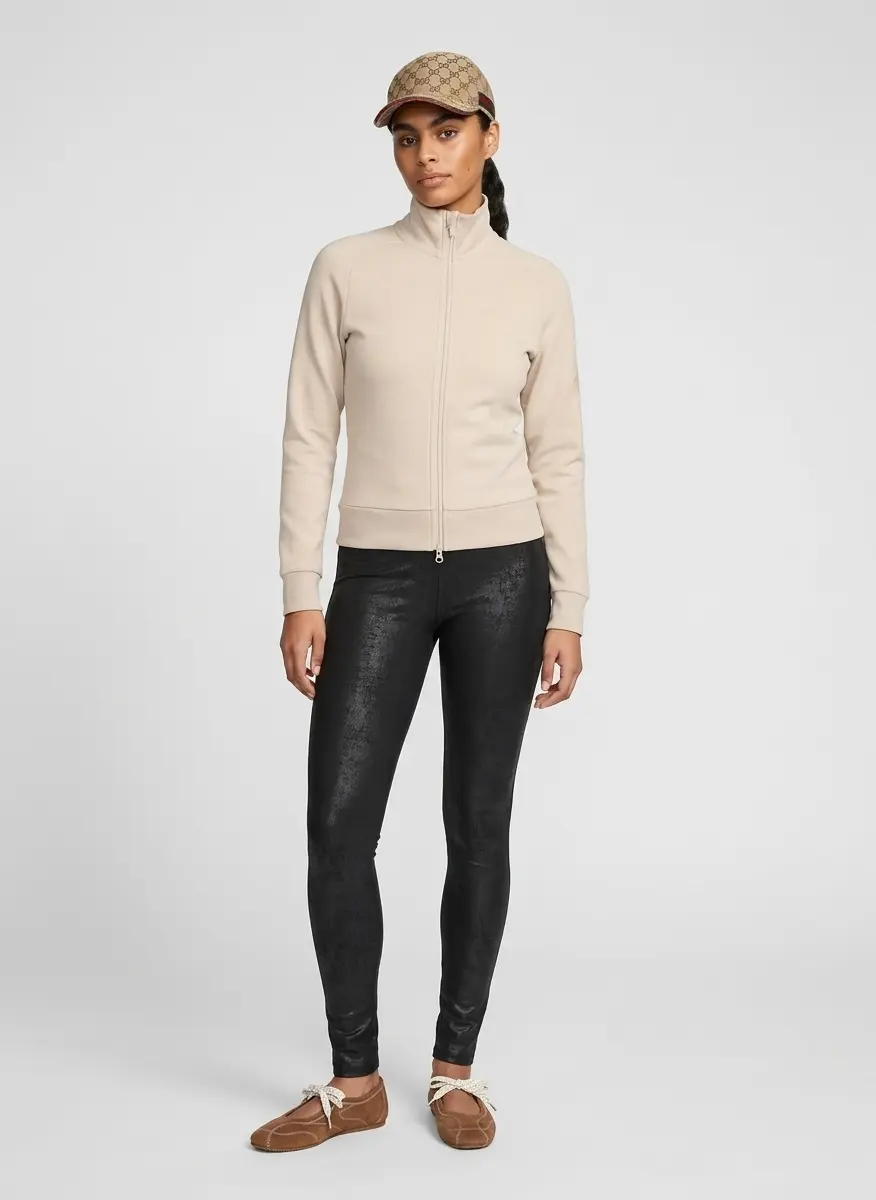 Sporty Minimalist Lounge