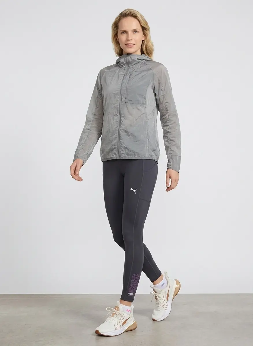 Monochrome Performance Trail